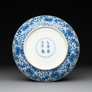 A Chinese blue and white 'flower scroll' plate, Yongzheng mark and of the period — photo 2