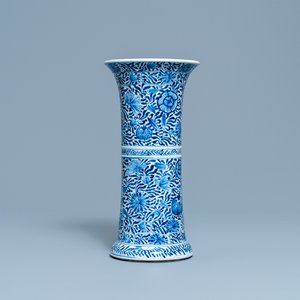 A Chinese blue and white 'flower scroll' vase, Kangxi — 照片 1