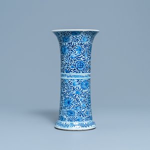 A Chinese blue and white 'flower scroll' vase, Kangxi — 照片 3