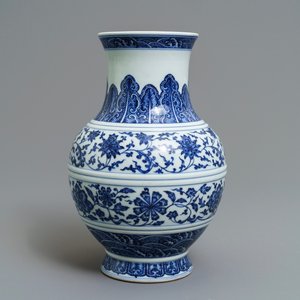 A Chinese blue and white 'flower scroll' vase, Qianlong mark, 19/20th C. — photo 1