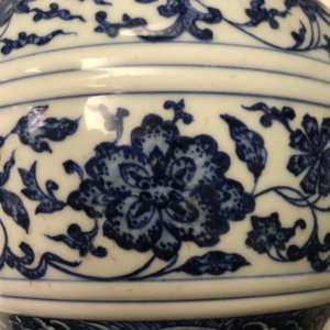 A Chinese blue and white 'flower scroll' vase, Qianlong mark, 19/20th C. — photo 15