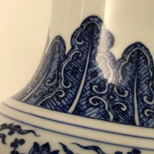 A Chinese blue and white 'flower scroll' vase, Qianlong mark, 19/20th C. — photo 16