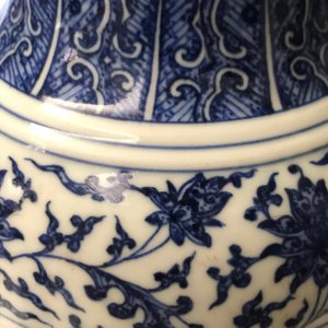 A Chinese blue and white 'flower scroll' vase, Qianlong mark, 19/20th C. — photo 17