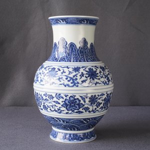 A Chinese blue and white 'flower scroll' vase, Qianlong mark, 19/20th C. — photo 26