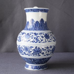 A Chinese blue and white 'flower scroll' vase, Qianlong mark, 19/20th C. — photo 27