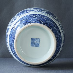 A Chinese blue and white 'flower scroll' vase, Qianlong mark, 19/20th C. — photo 28