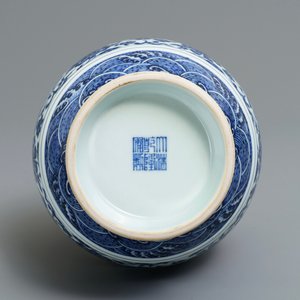 A Chinese blue and white 'flower scroll' vase, Qianlong mark, 19/20th C. — photo 5