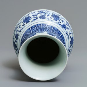 A Chinese blue and white 'flower scroll' vase, Qianlong mark, 19/20th C. — photo 6