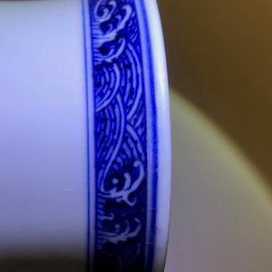 A Chinese blue and white 'flower scroll' vase, Qianlong mark, 19/20th C. — photo 10