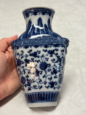 A Chinese blue and white 'Flower Scroll' wall pocket vase — foto 1