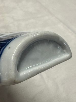 A Chinese blue and white 'Flower Scroll' wall pocket vase — foto 14