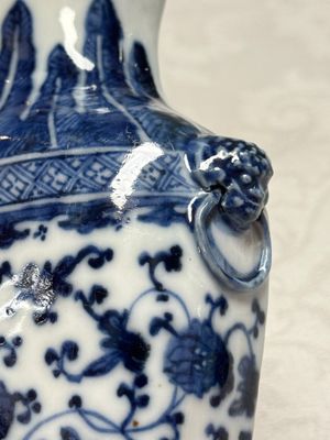 A Chinese blue and white 'Flower Scroll' wall pocket vase — foto 5