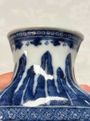 A Chinese blue and white 'Flower Scroll' wall pocket vase — foto 6