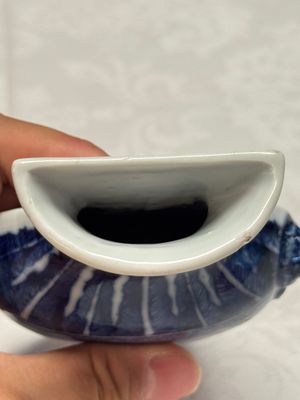 A Chinese blue and white 'Flower Scroll' wall pocket vase — foto 7