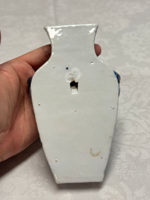 A Chinese blue and white 'Flower Scroll' wall pocket vase — foto 8