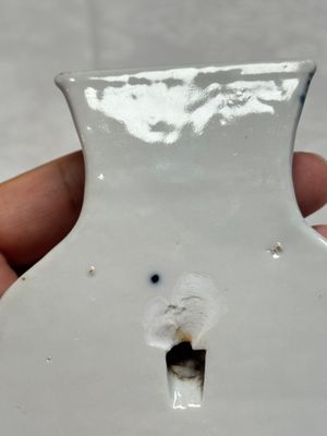 A Chinese blue and white 'Flower Scroll' wall pocket vase — foto 9