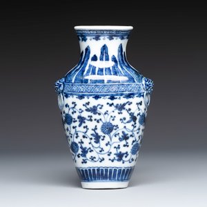 A Chinese blue and white 'Flower Scroll' wall pocket vase — foto 1