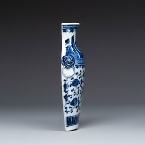 A Chinese blue and white 'Flower Scroll' wall pocket vase — foto 2