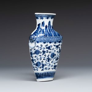 A Chinese blue and white 'Flower Scroll' wall pocket vase — foto 5