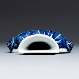A Chinese blue and white 'Flower Scroll' wall pocket vase — foto 6