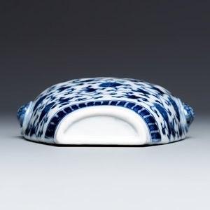 A Chinese blue and white 'Flower Scroll' wall pocket vase — foto 7