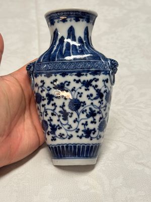 A Chinese blue and white 'Flower Scroll' wall pocket vase — 照片 2