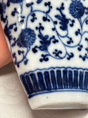 A Chinese blue and white 'Flower Scroll' wall pocket vase — 照片 3