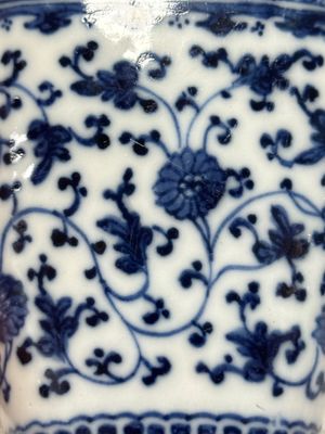 A Chinese blue and white 'Flower Scroll' wall pocket vase — 照片 4