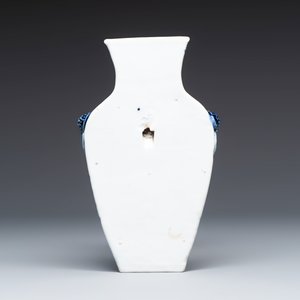 A Chinese blue and white 'Flower Scroll' wall pocket vase — 照片 3
