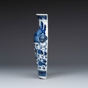 A Chinese blue and white 'Flower Scroll' wall pocket vase — 照片 5