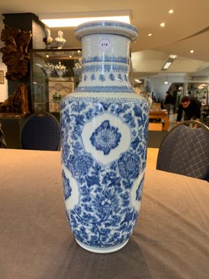 A Chinese blue and white 'flower scrolls' rouleau vase, Kangxi — foto 1