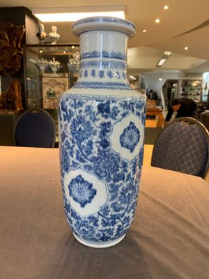 A Chinese blue and white 'flower scrolls' rouleau vase, Kangxi — foto 2