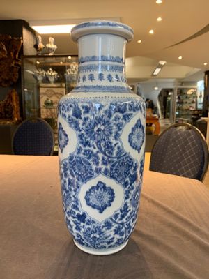 A Chinese blue and white 'flower scrolls' rouleau vase, Kangxi — foto 3