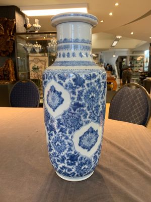 A Chinese blue and white 'flower scrolls' rouleau vase, Kangxi — foto 4
