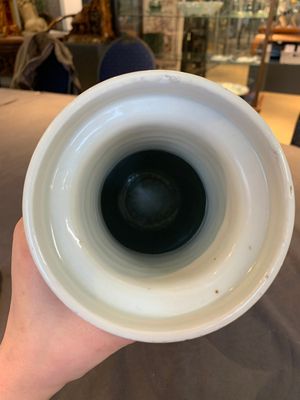 A Chinese blue and white 'flower scrolls' rouleau vase, Kangxi — foto 5