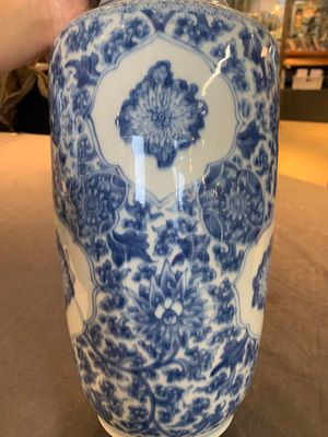 A Chinese blue and white 'flower scrolls' rouleau vase, Kangxi — foto 8