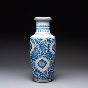 A Chinese blue and white 'flower scrolls' rouleau vase, Kangxi — foto 1