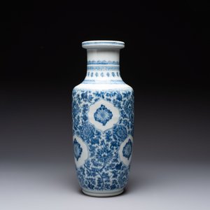 A Chinese blue and white 'flower scrolls' rouleau vase, Kangxi — foto 2