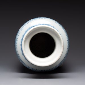 A Chinese blue and white 'flower scrolls' rouleau vase, Kangxi — foto 5