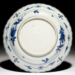 A Chinese blue and white fluted landscape dish, Ming — photo 2
