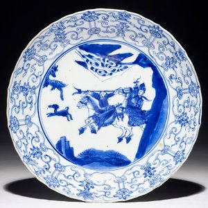 A Chinese blue and white fluted plate with a hunting scene, Kangxi — 照片 1