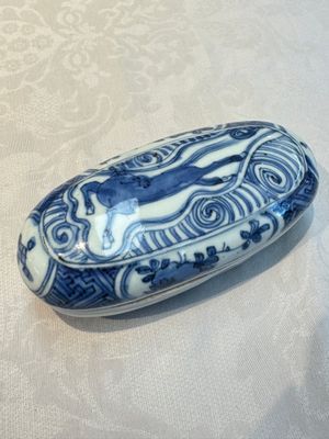 A Chinese blue and white 'Flying horse' betel nut box and cover, Wanli — 照片 1