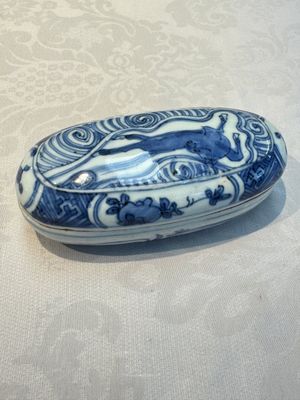 A Chinese blue and white 'Flying horse' betel nut box and cover, Wanli — 照片 2