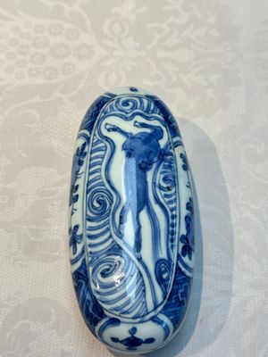 A Chinese blue and white 'Flying horse' betel nut box and cover, Wanli — 照片 3