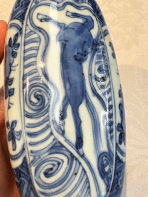 A Chinese blue and white 'Flying horse' betel nut box and cover, Wanli — 照片 8