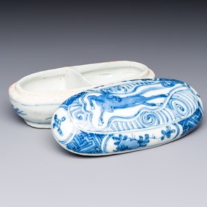 A Chinese blue and white 'Flying horse' betel nut box and cover, Wanli — 照片 1