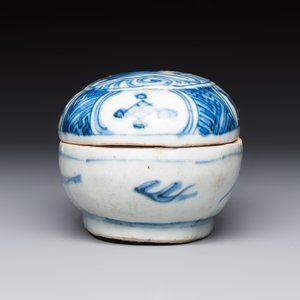 A Chinese blue and white 'Flying horse' betel nut box and cover, Wanli — 照片 3