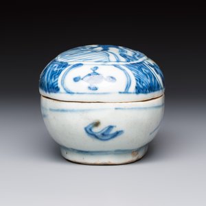 A Chinese blue and white 'Flying horse' betel nut box and cover, Wanli — 照片 5