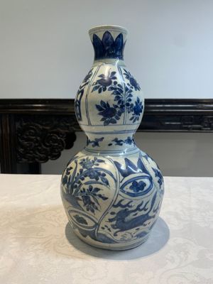 A Chinese blue and white 'flying horse' double gourd vase, Wanli — photo 2