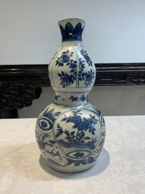 A Chinese blue and white 'flying horse' double gourd vase, Wanli — photo 4